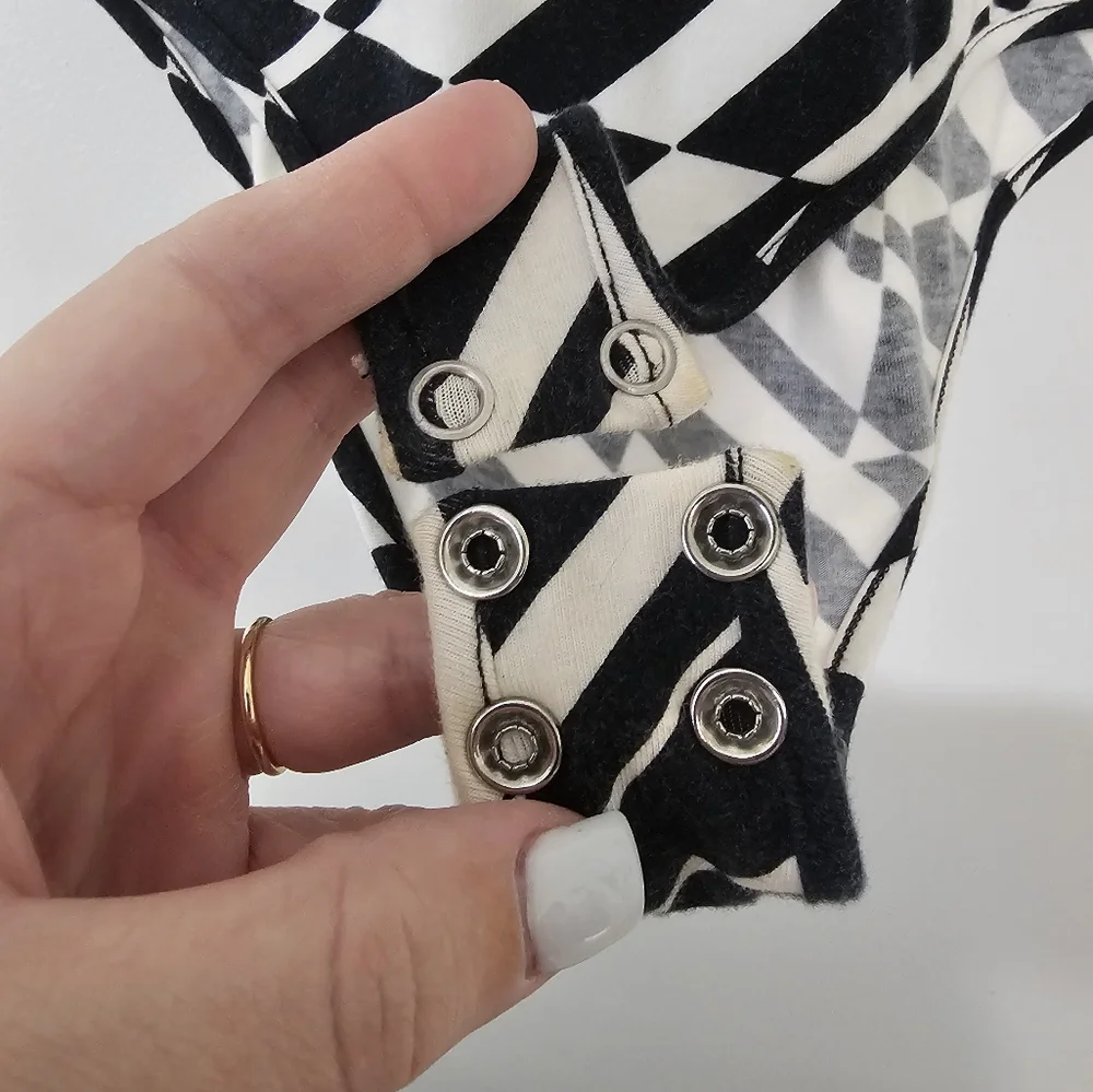 (Forever) Twenty One Black and White Bodysuit Medium Size Bought at Forever 21 - Picture 6 of 6